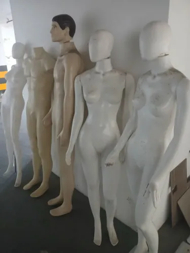5 Manequins completos 2 masculinos e 3 femininos em branco e beje