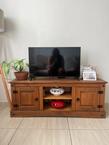 Rack TV com 2 Portas e 2 Nichos de Madeira