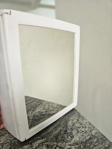 Armario para banheiro, com espelho e porta escova