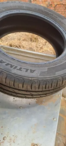 Vende-se 2 pneus 175-65 Aro 14 em boas condições.
