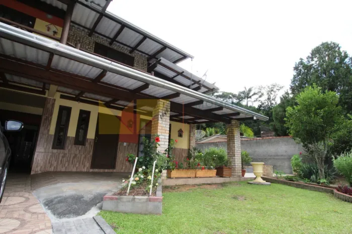Lindo sobrado estilo Europeu com ampla área verde para venda em Blumenau.