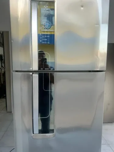 Refrigerador dúplex excelente, com todas as prateleiras, produto extra de bom gosto, tudo