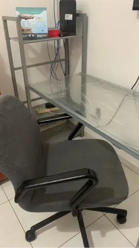 Mesa de escritório e cadeira