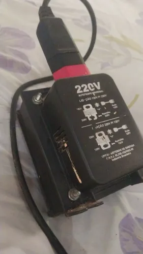 Aparelho autotransformador universal da marca Upsai. R$200,00