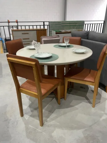 MESA EM MADEIRA COM 4 CADEIRAS (NOVA)
