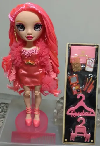 Boneca Rainbow High Priscilla. Leia descrição