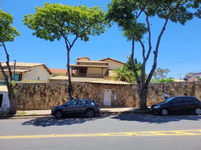 Magnífica. A melhor casa da região da Pampulha c/ lazer