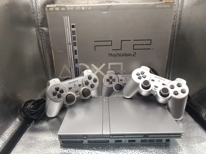 PS2 Slim edição Silver com 2 controles 