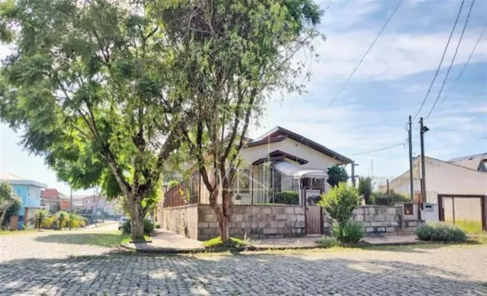 Destak Imoveis vende excelente casa semi mobiliada com localização pri