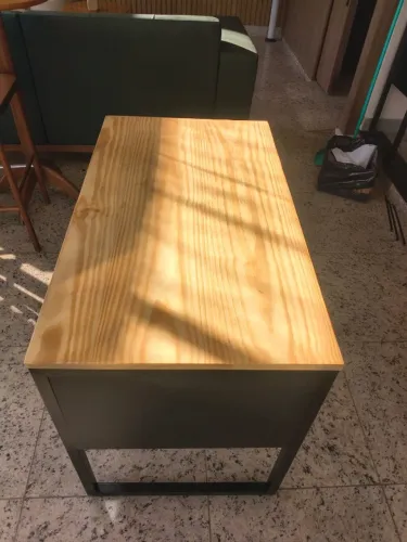 Mesa de escritório em MDF (plastificado) - (1,05m X 59cm).