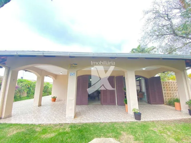 Casa piscina e ar + 4 dorm.( sendo que 1 é suíte) para alugar, 206 m² por R$ 1.900/dia - A