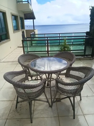 Conjunto de quatro cadeiras e mesa em vime