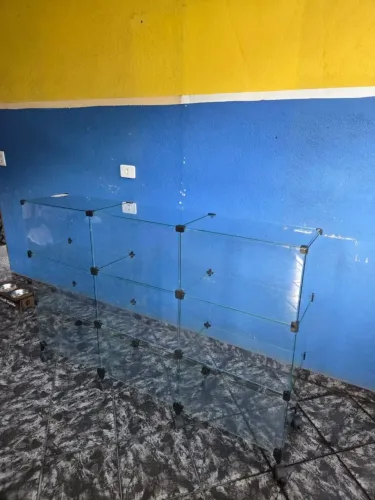 Balcão de vidro com rodinhas