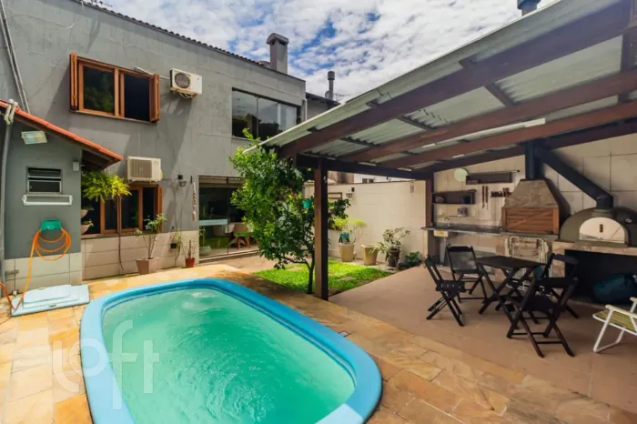 Casa à venda em Vila Nova com 243 m², 4 quartos, 2 suítes, 4 vagas