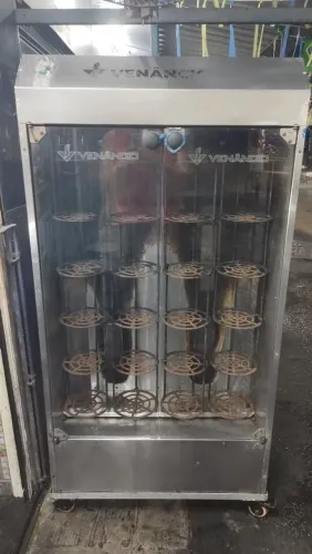 Vendo frangueira vertical Venâncio 20 frangos. R$1.800 / Zap: *