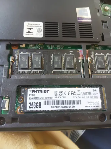 Ssd m.2 sata 256gb muito novo funcionando perfeitamente ja com sistema Windows 11