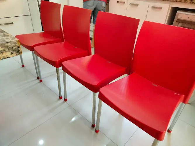4 Cadeiras de cozinha em polietileno e pés inox