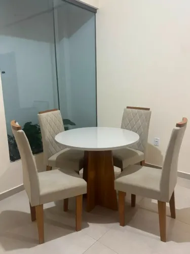 Mesa de jantar redonda acompanha 4 cadeiras