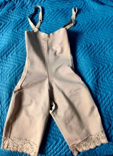 Cinta Pós Cirúrgica Short Subdividida Com Alça e Fecho Frontal Corpo Belo