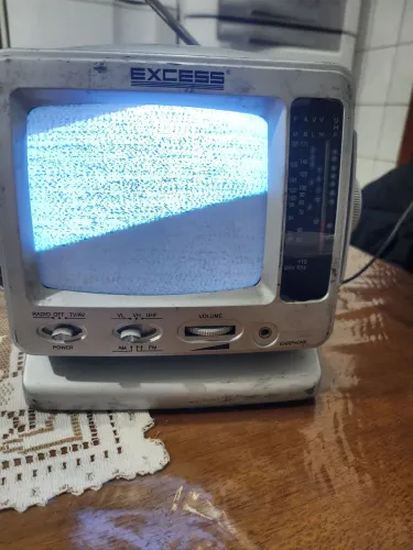 Tv portatil raridade precisa de reparo.