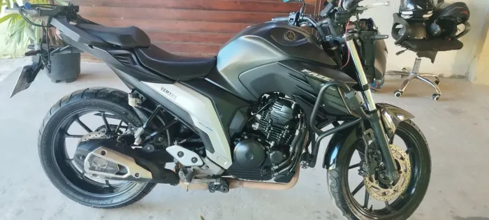 Moto  excelente ... Nunca batida...Com acessorios toda revisada... 