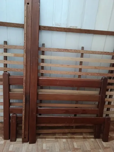 Cama de casal de madeira angelim, tamanho tradicional.