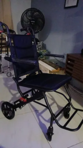 Cadeira de rodas multiuso
