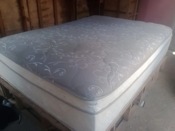 Vendo cama box casal padrão de mola usada mas bem conservada higienizada entrego