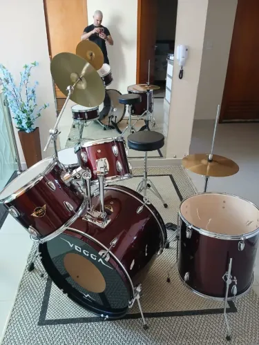 Vendo bateria acústica Vogga Talent completa, na cor vinho/bordô, em excelente estado.