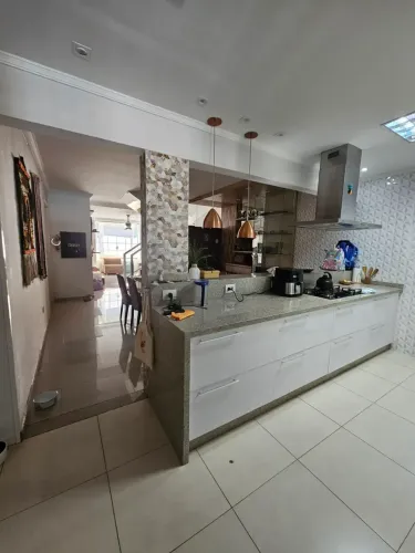 Sobrado para venda com 3 quartos em Jardim Cidade Monções - Maringá - PR