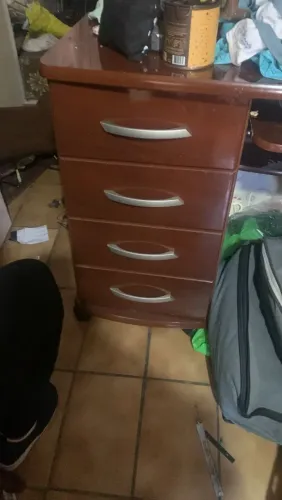 Mesa computador com 4 gavetas.
