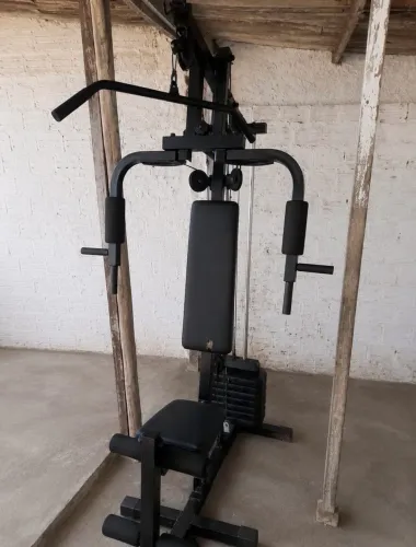 Máquina de academia 6 exercícios diferentes 