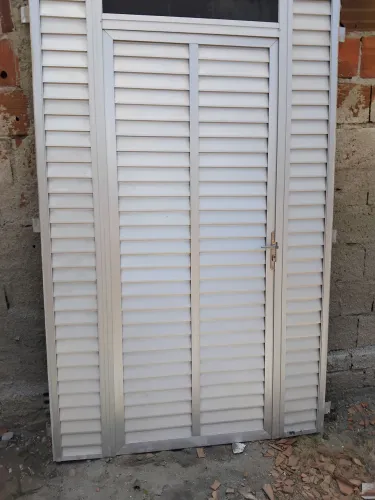 Vendo porta de alumínio frente de casa  medindo 1,23 largura por 2,10 de altura. *