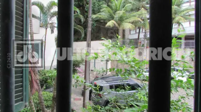 Lagoa - Localização bucólica. Imóvel de frente - Ótimo living; 2 amplos quartos sendo 1 su