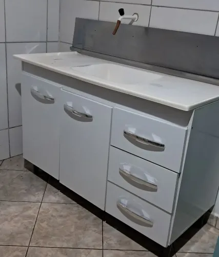 Vende-se Balcao, acompanha Pia, sifao e proteçãode metal. Aceito cartão de crédito .