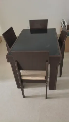 Vendo mesa c/ 4 cadeiras.