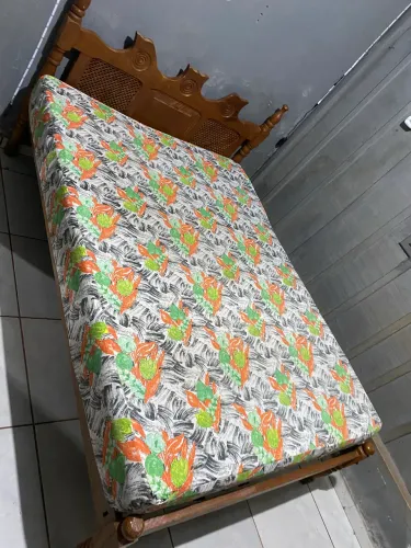 Vende-se cama de casal de madeira
