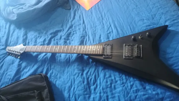 Cruzer by Crafter, Flying V Case + amp