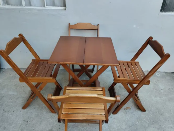 Jogo de mesa com cadeiras 