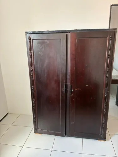 Guarda roupa retrô disponível