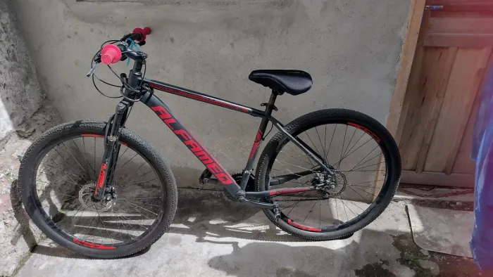 VENDO BICICLETA USADA DA  ALFAMEQ, ARO 29, FREIO A DISCO 24 MARCHAS. QUADRO DE ALUMÍNIO.