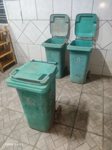 Lixeiras grandes 120 LT com rodinhas (usadas mas perfeito funcionamento)