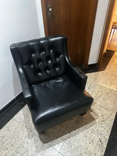 Vendo poltrona em couro para leitura e escritório na cor preta.