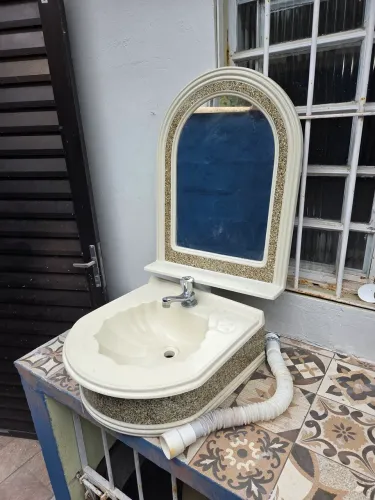 Pia  concha  lavabo com gabinete  com espelho e prateleira  granito  gabinete banheiro 