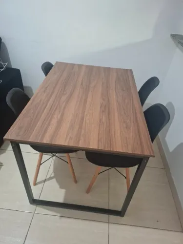 Mesa com 4 cadeiras