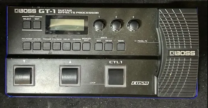 Pedaleira Boss GT-1 + caixa e manual