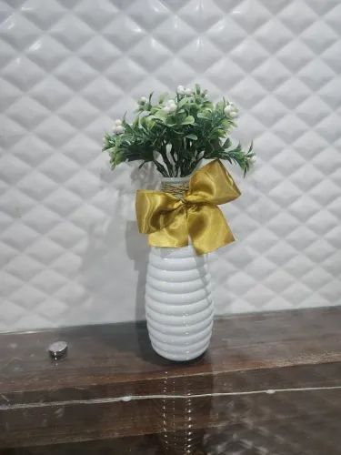 Vaso de vidro branco com laço cetim dourado e arranjo de flores 27cm