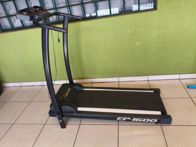 Esteira elétrica polimet dobrável Ep-1600 preto.