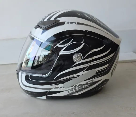 Capacete Helt Hippo  Escamoteável  Tam 58 com viseira resistente a riscos.