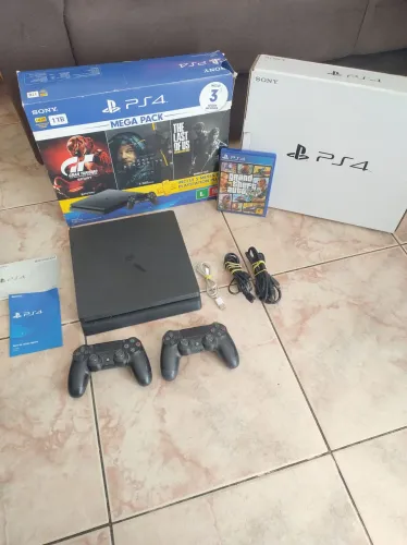 PS4 na caixa 1 tera com dois controles e jogo GTA V Aceitamos OLX PAY 